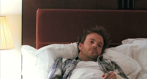 Stephen Dorff allongé sur le lit