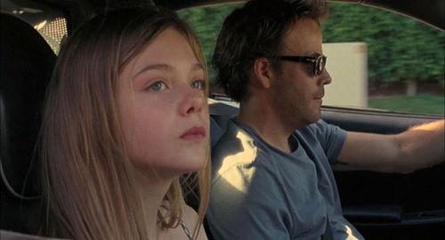 Stephen Dorff et Elle Fanning dans une voiture