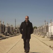 jason statham dans un cimetiere