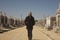 jason statham dans un cimetiere