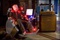 bruce willis dans un fauteuil