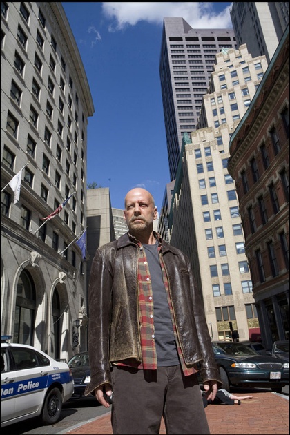 bruce willis dans une ville vide