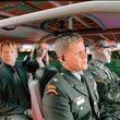 bruce willis et radha mitchelle visitant les installations militaires
