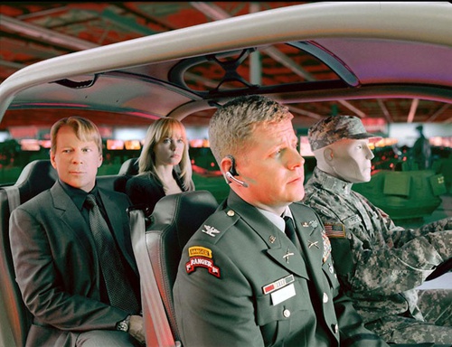 bruce willis et radha mitchelle visitant les installations militaires