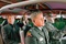 bruce willis et radha mitchelle visitant les installations militaires