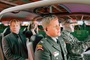 bruce willis et radha mitchelle visitant les installations militaires