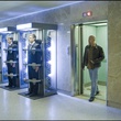 bruce willis sort de l ascenseur