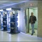 bruce willis sort de l ascenseur - Clones 