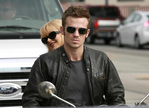 cam gigandet avec christina aguilera derri  re