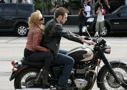 christina aguilera et cam gigandet a moto