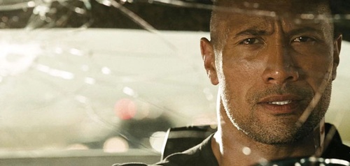 dwayne johnson suivi par les flics