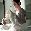 abbie faisant de la couture