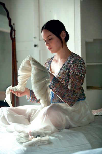 abbie faisant de la couture