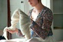 abbie faisant de la couture