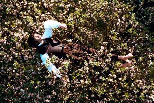 ben wishaw dans un lit de fleur