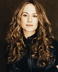  Holly Hunter