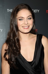  Alexa Davalos