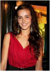  Isabel Lucas