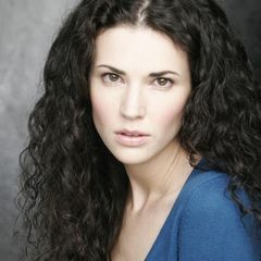  Laura Mennell