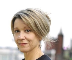  Linda Emond