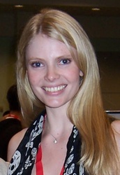  Nathalie Cox 