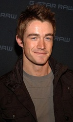  Robert Buckley