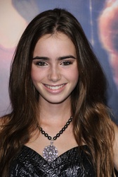  Lily Collins