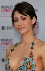  Lizzy Caplan