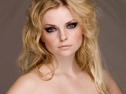  Izabella Miko