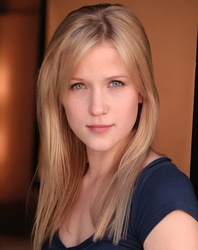  Jessy Schram