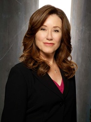  Mary McDonnell