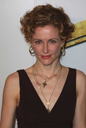  Leslie Hope