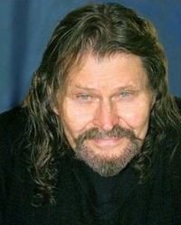  Bruce Glover