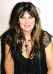  Caroline Munro 
