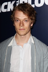  Alfie Allen