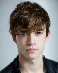  Jamie Blackley 