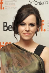  Emily Hampshire