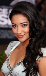  Shay Mitchell