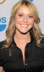  Julianna Guill 