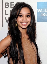 Samantha Logan