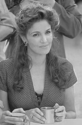  Nadia Farès