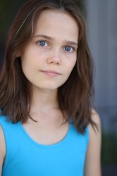  Oona Laurence