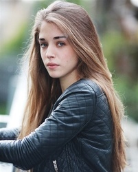  Alice Isaaz