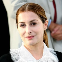 Amira Casar