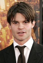 Daniel Gillies
