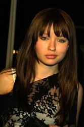  Emily Browning 