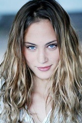  Nora Arnezeder
