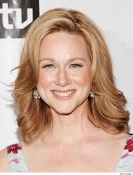  Laura Linney