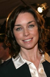  Julianne Nicholson
