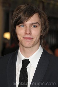 Nicholas Hoult prend la route avec Mad Max 4!